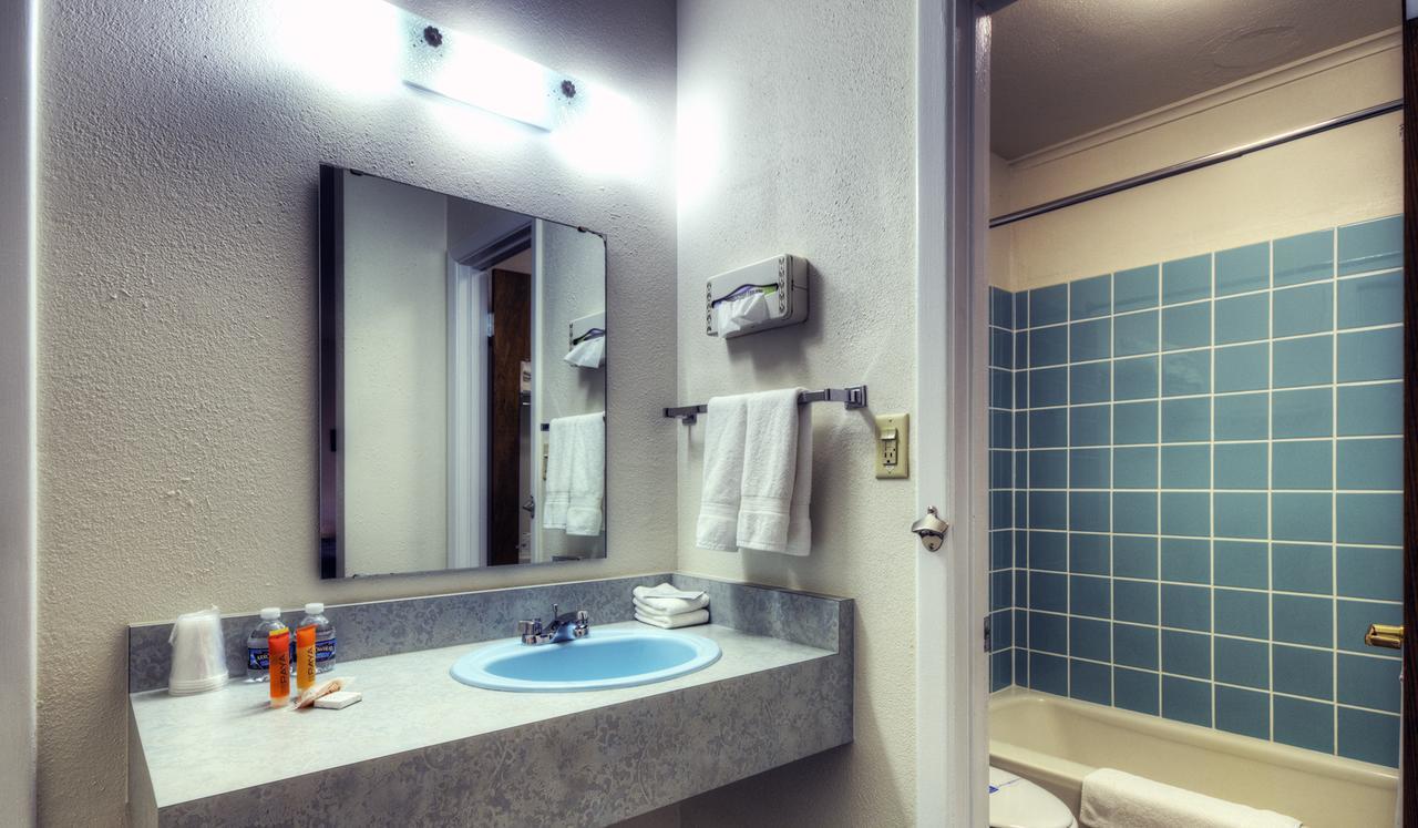 Roadrunner Lodge Motel Тикумкари Екстериор снимка