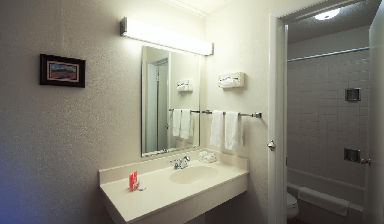 Roadrunner Lodge Motel Тикумкари Екстериор снимка